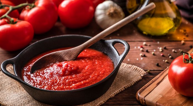 Frisch zubereitete Salsa aus Apulien